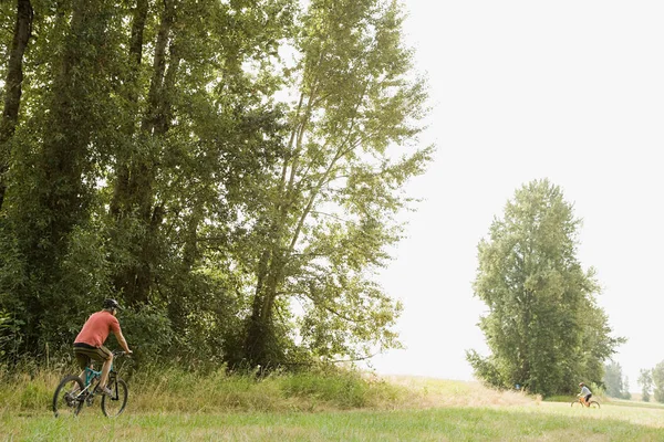 Cyklister som befria genom landsbygden — Stockfoto