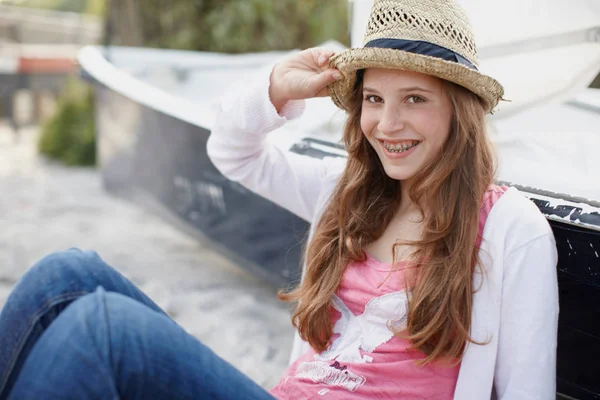 Chica joven en la playa sonriendo en la cámara —  Fotos de Stock