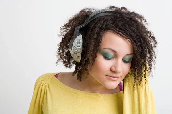 Menina adolescente usando fones de ouvido — Fotografia de Stock