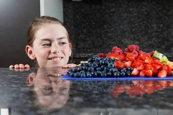 Girl choosing some fruit — Stock Photo, Image