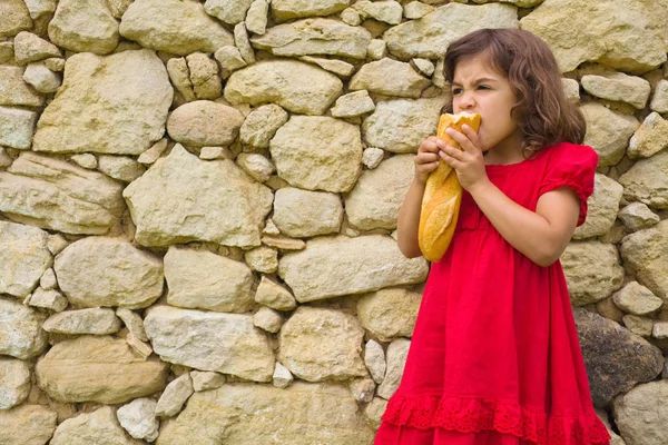 Menina comendo baguete — Fotografia de Stock