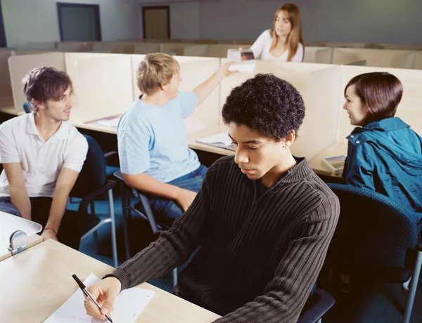 Adolescentes Estudando Conversando — Fotografia de Stock