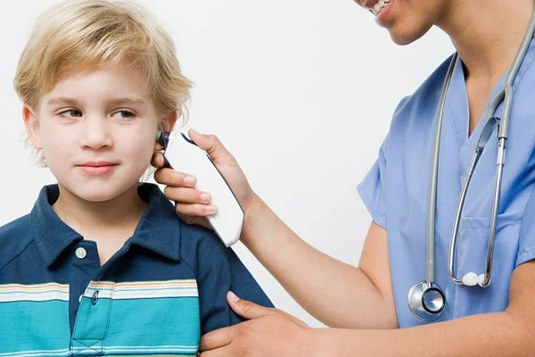 Termometre kulak içinde çocukla — Stok fotoğraf
