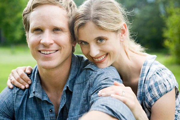 Pareja mirando la cámara — Foto de Stock