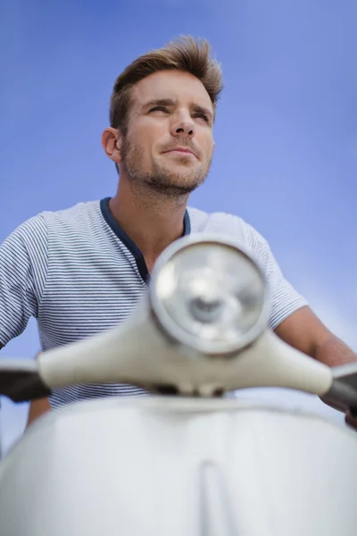 Człowiek jazda skuterem — Zdjęcie stockowe