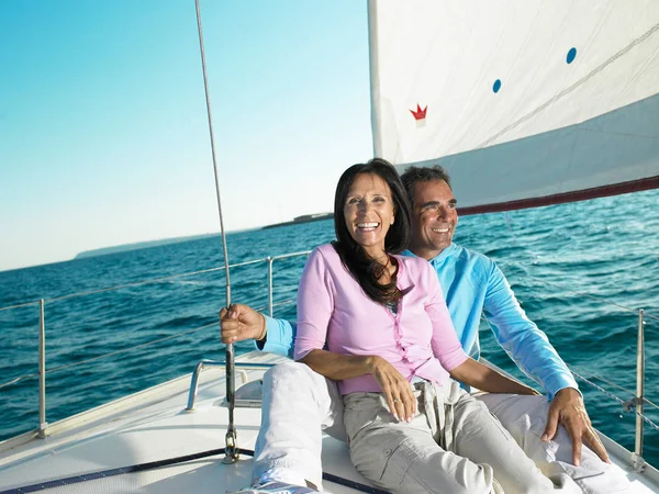 Зрелая пара, сидящая на палубе яхты — стоковое фото