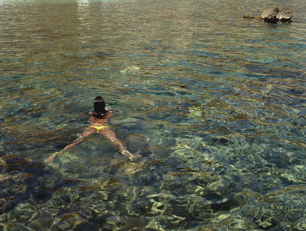 Женщина плавает в воде — стоковое фото