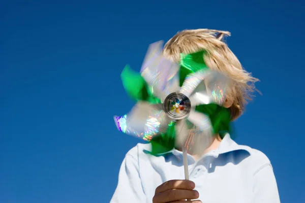 소년 지주 바람개비 — 스톡 사진