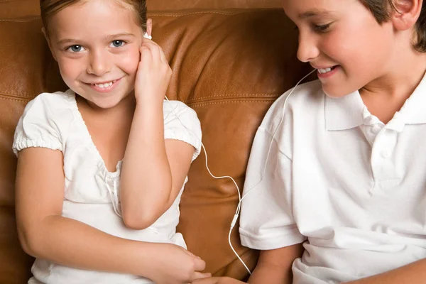 Hermano y hermana escuchando música —  Fotos de Stock