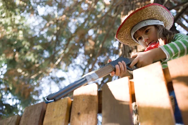 Vaquera apuntando pistola de juguete — Foto de Stock