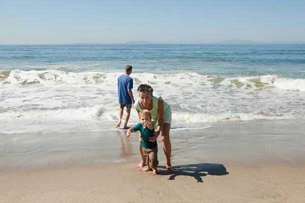 Nonni con nipote sulla spiaggia — Foto Stock