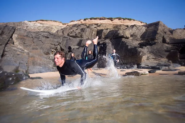 Hombre saltando en la tabla de surf —  Fotos de Stock