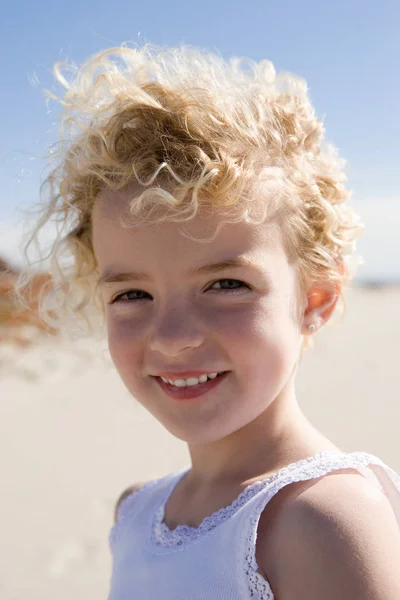 Усміхнена дівчина позує на пляжі — стокове фото