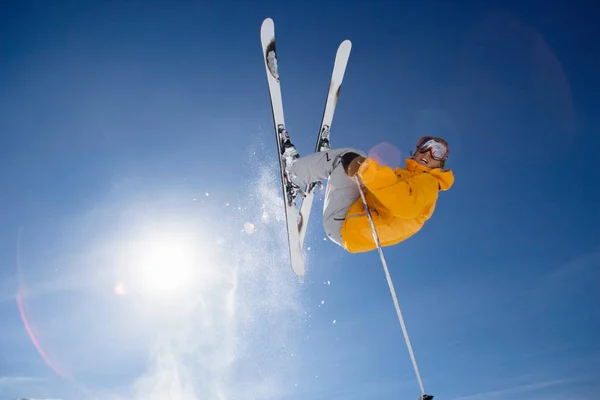 Esquiador saltando tiro desde abajo — Foto de Stock