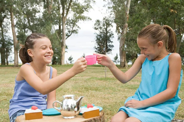 Mädchen bei Teeparty im Freien — Stockfoto