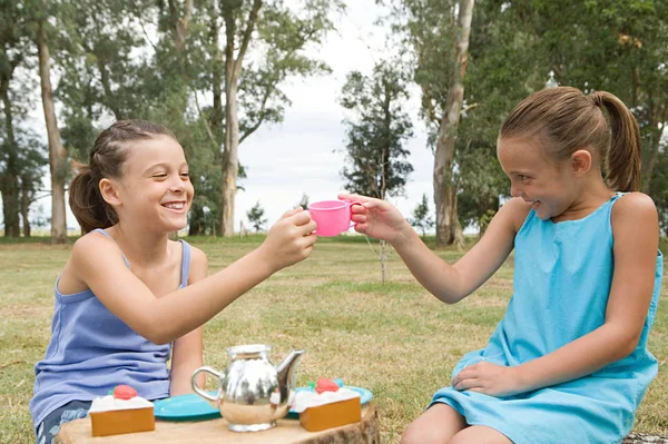 Ragazze che fanno tea party all'aperto — Foto Stock