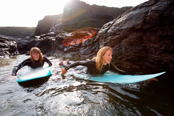 Deux femmes allongées sur des planches de surf — Photo