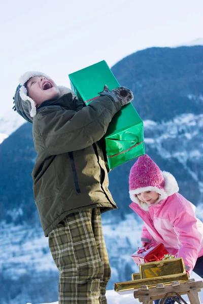 Menino e menina com presentes — Fotografia de Stock