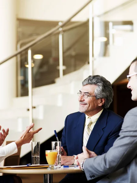 Senior biznesmen w spotkaniu uśmiechający się — Zdjęcie stockowe