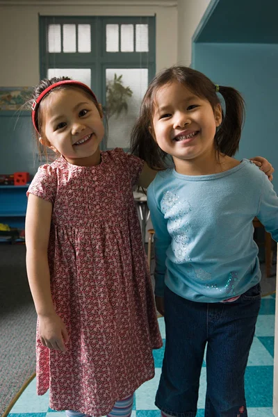 Chicas sonriendo a la cámara — Foto de Stock