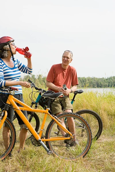 Par med cyklar reasting — Stockfoto