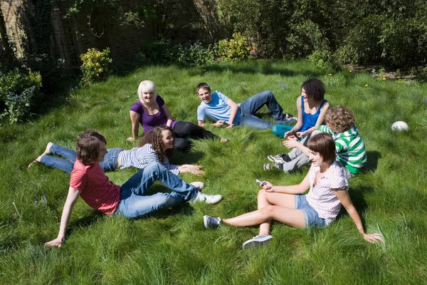 Amigos relajarse en la hierba al aire libre —  Fotos de Stock