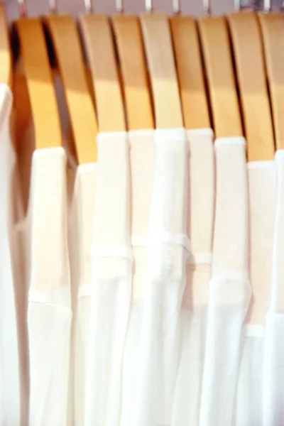 Camisetas blancas en perchas — Foto de Stock