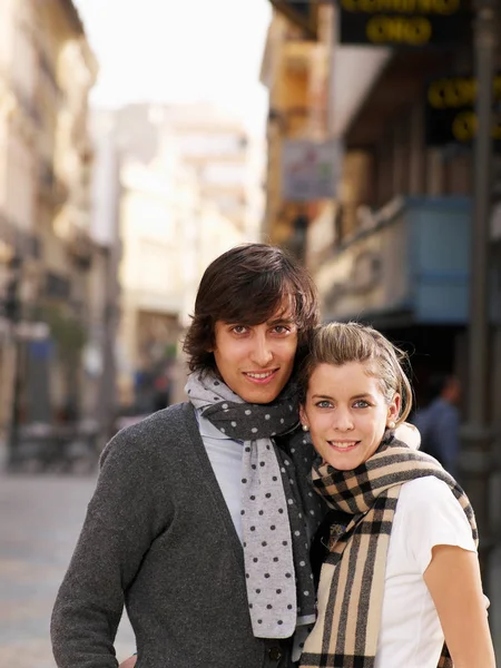 年轻的夫妇站在街 — 图库照片