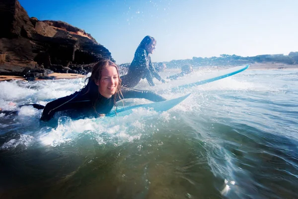 Personas en el agua con tablas de surf —  Fotos de Stock