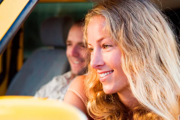 Пара сидить у фургоні і посміхається — стокове фото