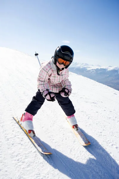 Tyttö hiihtää vuorilla — kuvapankkivalokuva