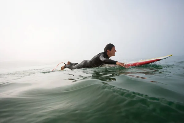 Hombre acostado en la tabla de surf —  Fotos de Stock
