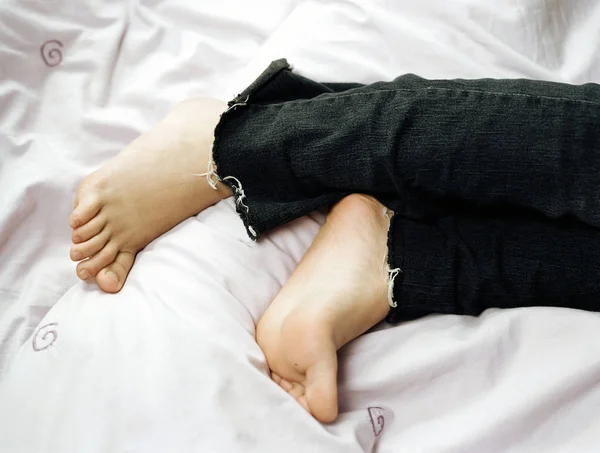 Fêmea descalça na cama — Fotografia de Stock