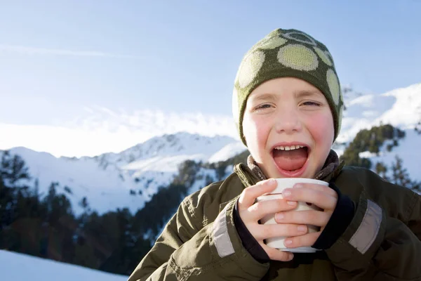 Niño con bebida en las montañas —  Fotos de Stock