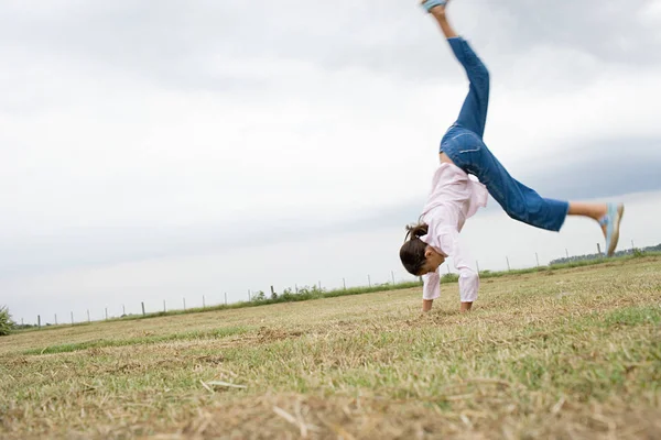 Menina executando cartwheel — Fotografia de Stock