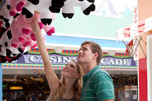 Couple looking at teddy bears — Stock Photo, Image