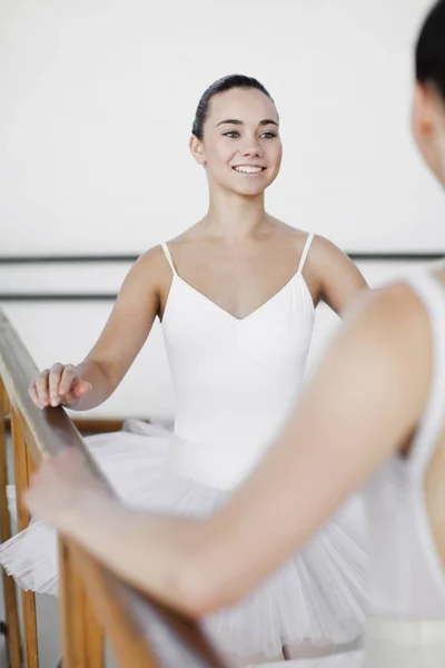 Bailarines de ballet en la barra — Foto de Stock