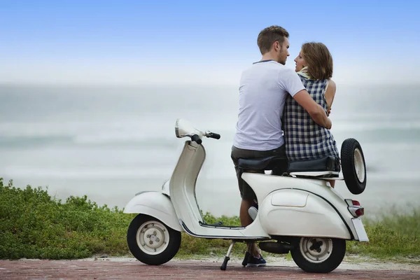 Пара сидящих на скутере вместе — стоковое фото