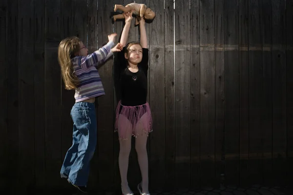 Chicas peleando por muñeca — Foto de Stock