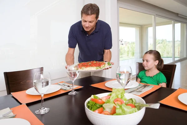 Pai trazendo refeição para a mesa — Fotografia de Stock