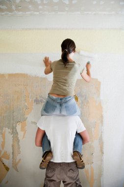 Duvarı boyayan genç bir çift