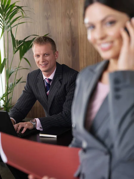 Empresario y empresaria trabajando juntos — Foto de Stock