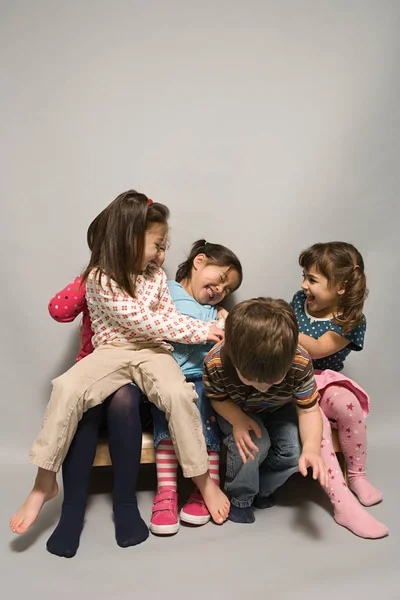 Niños tonteando — Foto de Stock