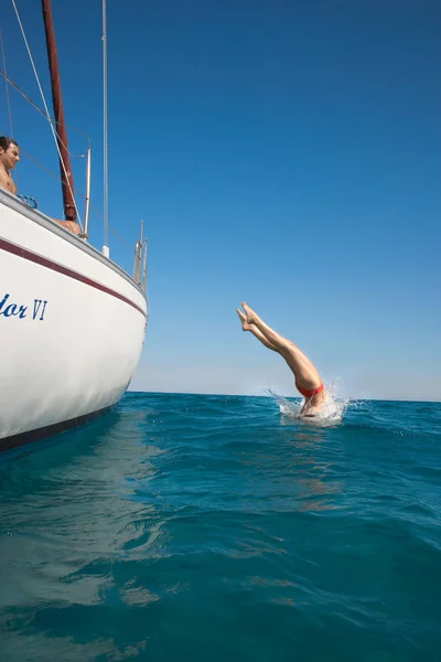 Молодая женщина ныряет с яхты — стоковое фото