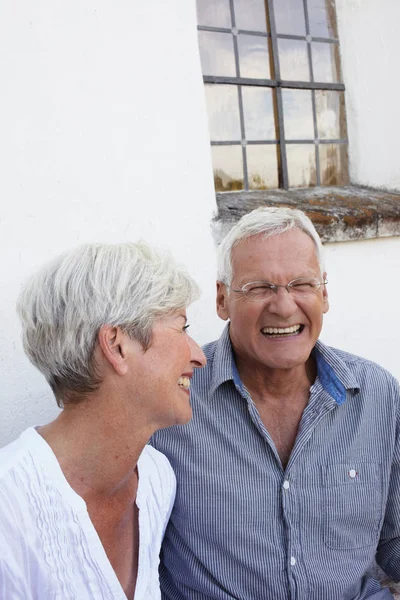 Старший пари сміятися — стокове фото