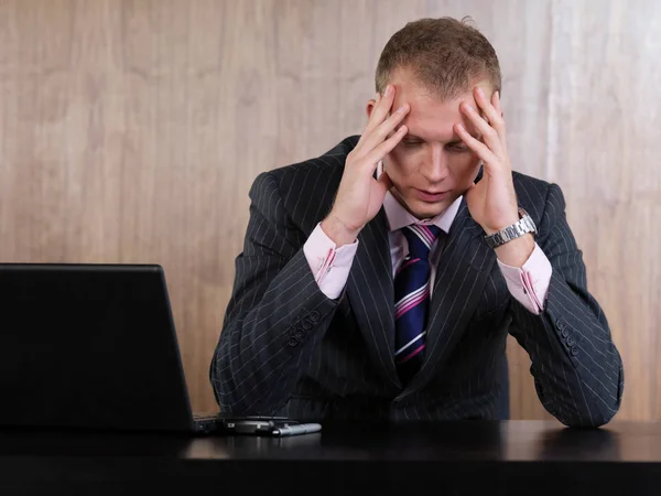 Empresario con la cabeza en las manos — Foto de Stock