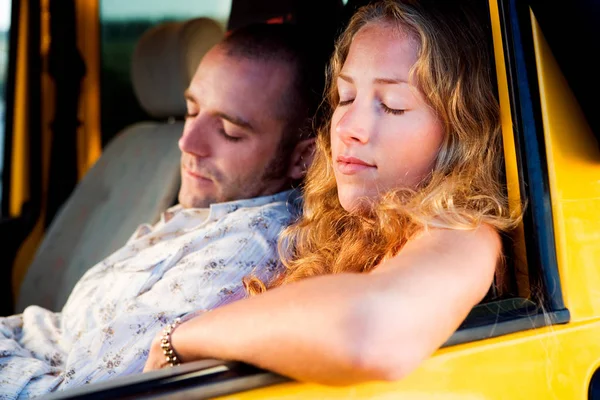 Pareja durmiendo en furgoneta — Foto de Stock