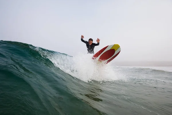 Man surfing ocean wave — Stock Photo, Image