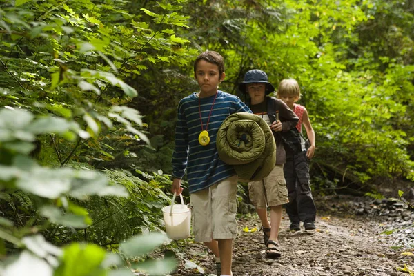 Jungen mit Wanderausrüstung im Wald unterwegs — Stockfoto