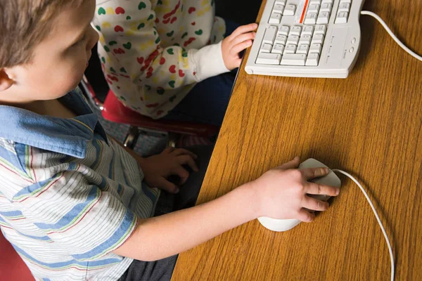 Мальчик и девочка, работающие с компьютером — стоковое фото